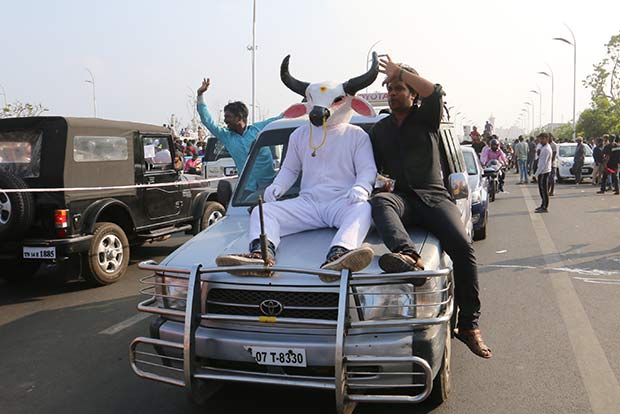 Marina protesters shut doors on political parties