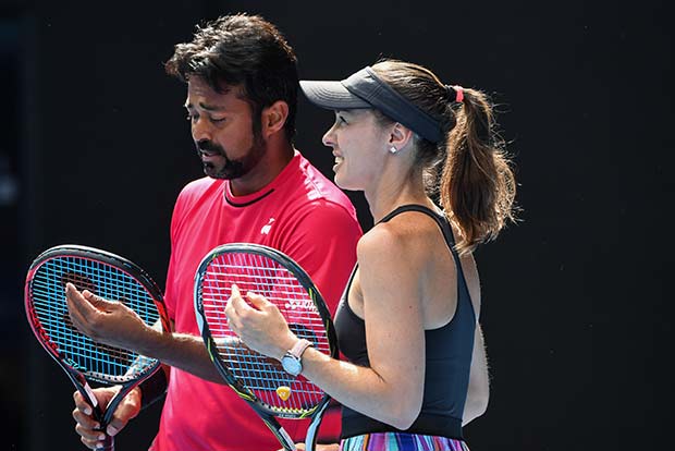 Paes-Hingis ease into mixed doubles quarters