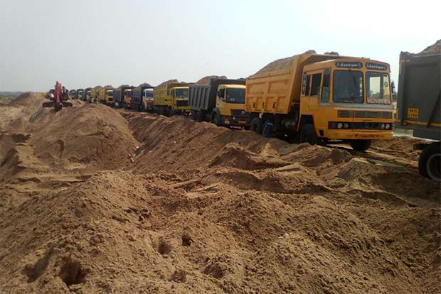 Lalgudi residents besiege illegally loaded sand lorries