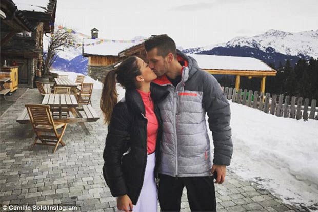 Schneiderlin shares an Alpine kiss with fiancee Camille