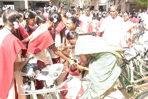 Waiting for ministers, students faint in queue