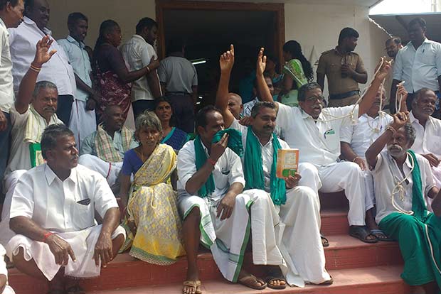 Ryots protest with noose around neck for crop relief