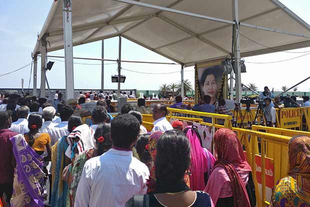 Selfie clicks, emotional scenes at Jayalalithaas memorial