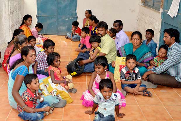 Parents, kids made to wait for Aadhaar
