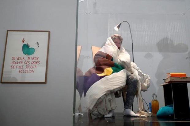 After three weeks, French artist succeeds in hatching eggs