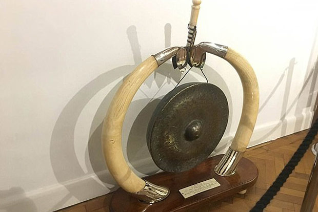 Queen removes ivory gong from Indian exhibition