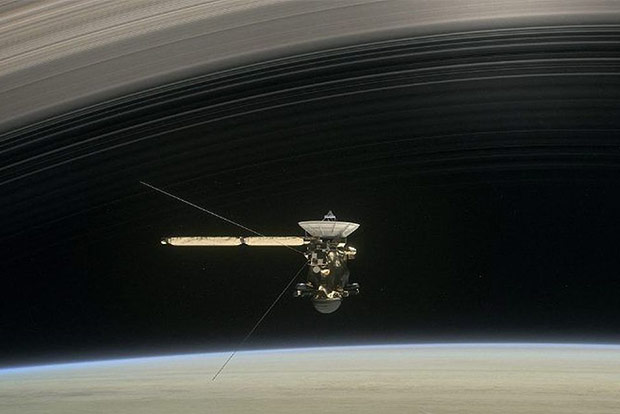 Spacecraft flies between Saturn and rings in historic 1st