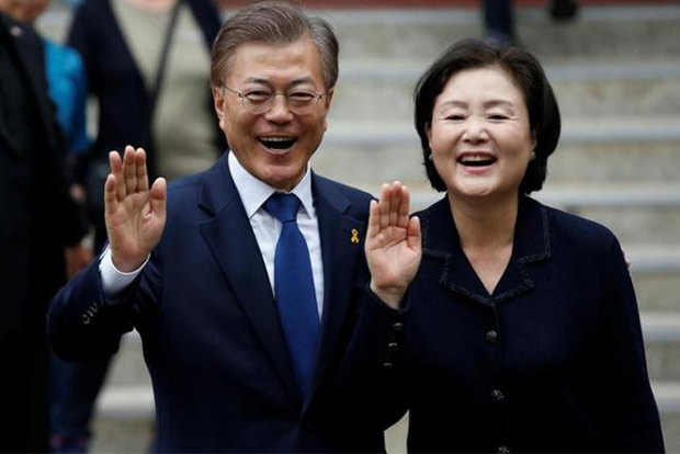 South Korea president winner Moon vows to unify bruised country