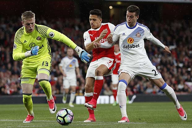 Sanchez keeps Arsenals Champions League hopes alive