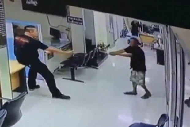 Thai Police calms knifeman with a hug, video goes viral Thai Police calms knifeman with a hug, video goes viral