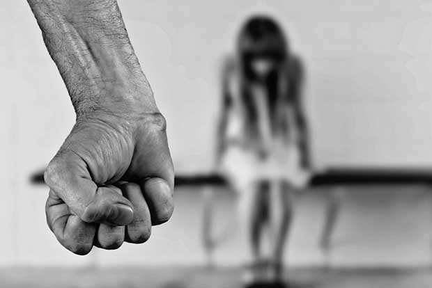Wife alleges abuse by TV anchor Balaji