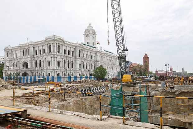 Worker killed in accident at metro rail site