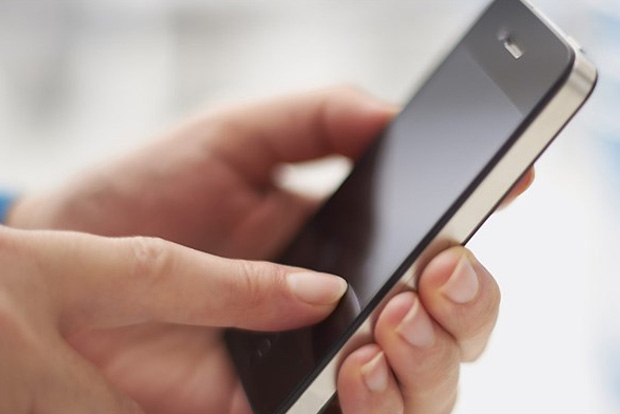 Smartphone app to help colour blind students conduct lab experiments