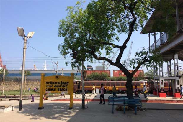 Man hits HT cable after climbing up coach in Beach station; critical