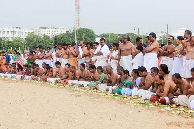 Thousands offer ‘tharpanam’ to forefathers on Adi Amavasai