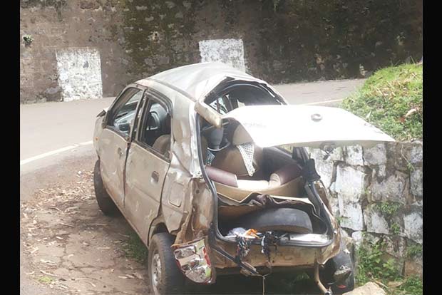 Car falls into gorge at Ooty; driver killed, 5 kids injured