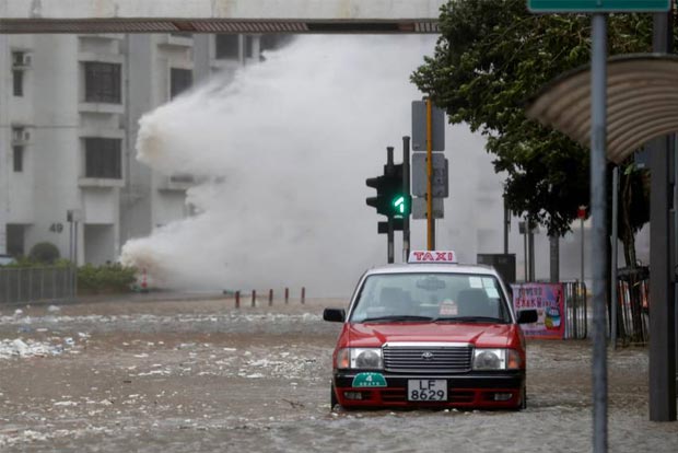 Typhoon Hato batters Hong Kong, kills 3