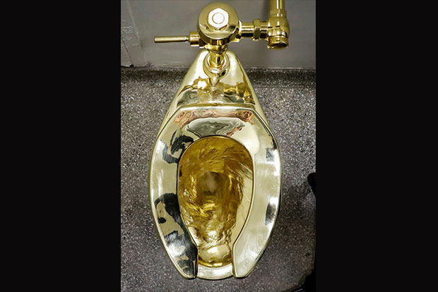 An 18-carat gold toilet: Italian artist’s take on ‘America’ attracts crowds An 18-carat gold toilet: Italian artist’s take on ‘America’ attracts crowds