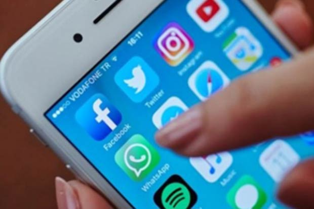 Facebook tests WhatsApp shortcut in its app