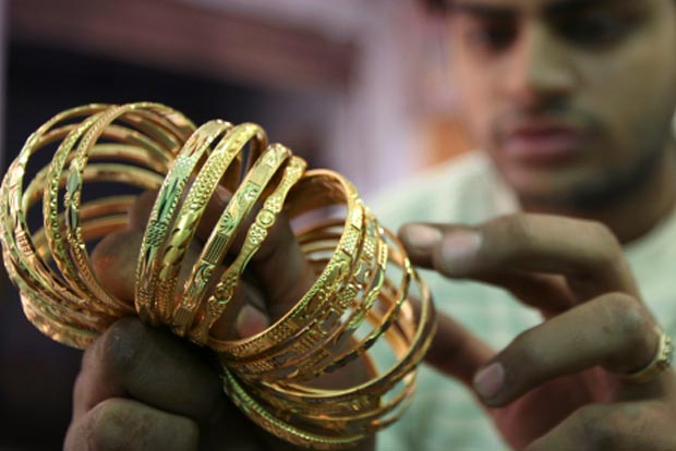 Gold recovers on fresh demand, global cues