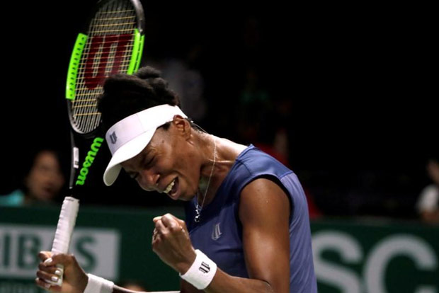 Venus stuns Muguruza to advance at WTA Finals