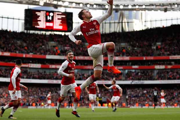 Arsenal come from behind to beat Swansea 2-1