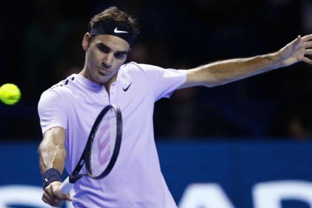 Federer digs deep to beat Mannarino and reach semis