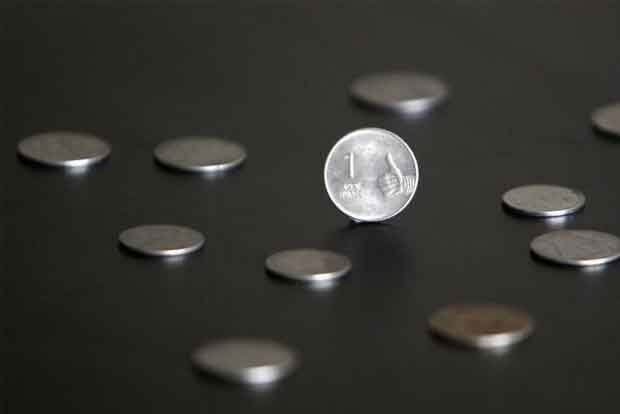 Rupee halts 2-day slide, up 7 paise at 64.96 vs US Dollar