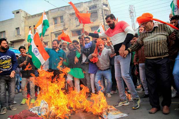 Fringe group announces Rs 1 crore for burning Deepika alive
