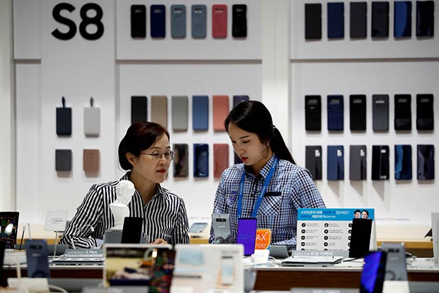 With Rs 34K crore, Samsung leads India handset biz