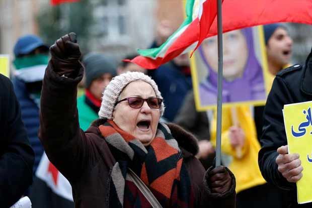 Iranian army commander offers to help police suppress unrest