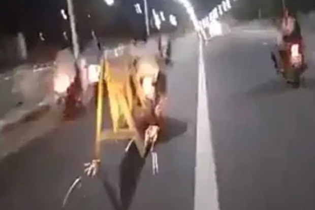 Chennai bikers drag police barricades on roads