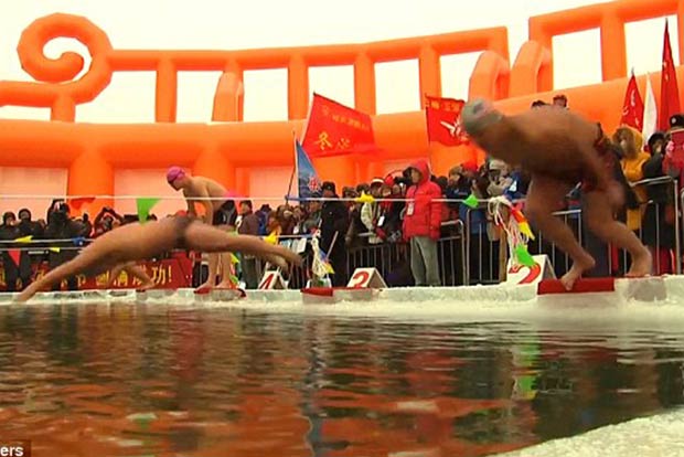 Chinese swimmers brave icy waters to compete in contest Chinese swimmers brave icy waters to compete in contest