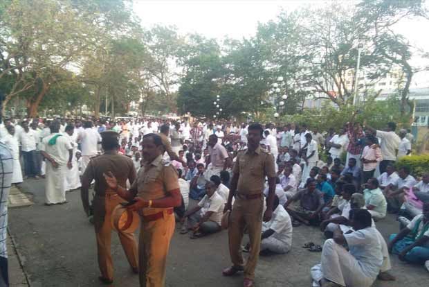 Pollachi farmers protest release of Aliyar water to Kerala