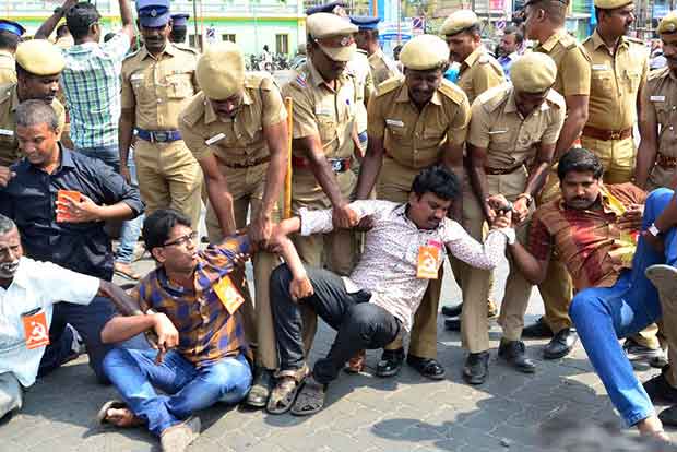 Mild tension as cops cane college students during stir