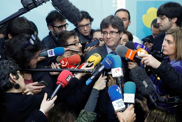 Spanish government asks court to block Puigdemonts bid to lead Catalonia